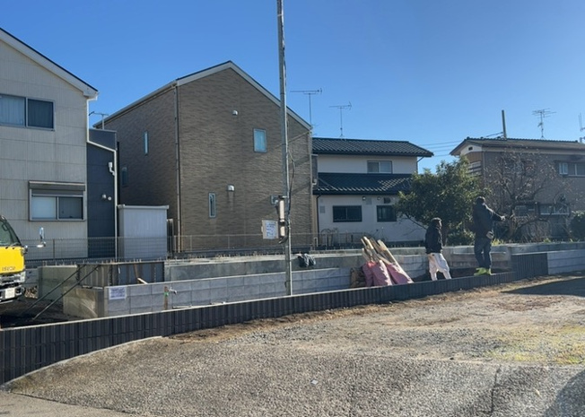 【前面道路含む現地写真】 | お持ちの車種によっては前面道路が広い方が便利でしょう。しかし、前面道路が広ければその分交通量が多くなるため、騒音などが気になる場合があります。実際に現地を見学し、周辺交通量や騒音などを確認しましょう！