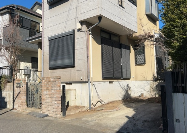 【外観】 | 土地購入を検討されている場合、境界杭がない状態で購入してしまうと境界確定測量をする必要があり、費用がかかります。購入の前に、売主、隣土地所有者立ち合いのもと境界を確定し境界杭を設置するのがベストです。