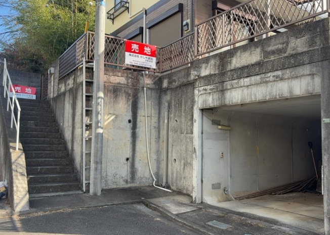 【外観】 | 土地購入を検討されている場合、境界杭がない状態で購入してしまうと境界確定測量をする必要があり、費用がかかります。購入の前に、売主、隣土地所有者立ち合いのもと境界を確定し境界杭を設置するのがベストです。