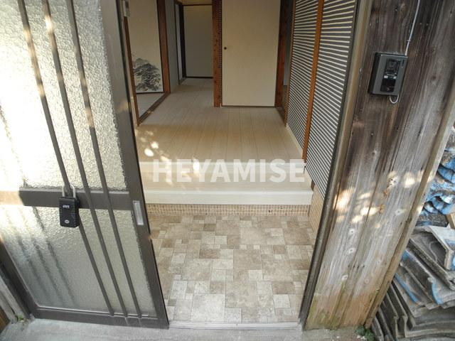 若竹町戸建の玄関