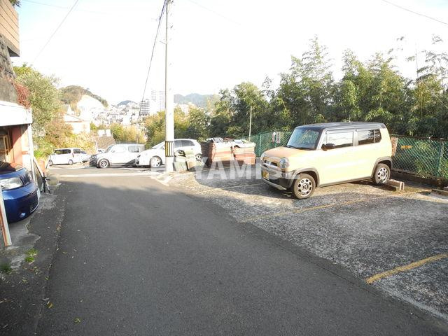 若竹町戸建の駐車場