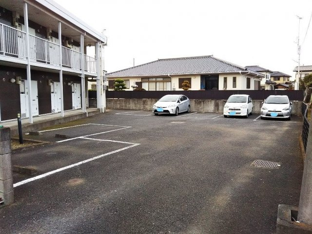 レオパレスアメニティハイツの駐車場