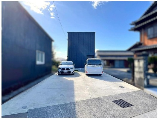 高知市大津乙　※駐車4台可能！中古一戸建ての駐車場|ご家族分＋来客用も確保できる、4台駐車可能な敷地