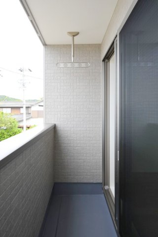 余戸中②(４LDK）新築戸建のバルコニー|陽光が心地よく差し込むバルコニーは、お布団干しやリフレッシュの場としても活躍。南向きの明るい光を感じながら、澄んだ空気を取り込んでお家全体をリフレッシュさせる、清々しい毎日がイメージできそう。