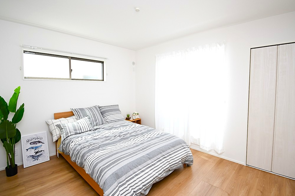 余戸中②(４LDK）新築戸建の洋室|2階の居室はプライベートな時間を大切にできる穏やかな空間。お子様のお部屋としてはもちろん、リモートワークや趣味を楽しむ場所としても最適。静かな環境で集中でき、日々の暮らしにメリハリが生まれるはず。