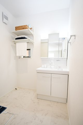 余戸中②(４LDK）新築戸建の独立洗面台|家事動線を意識した配置により、掃除や洗濯の移動距離が短く、毎日のルーチンが驚くほどスムーズに完結するのが魅力。朝の身支度もテキパキと進み、一日を気持ちよくスタートできるような快適な空間になる。