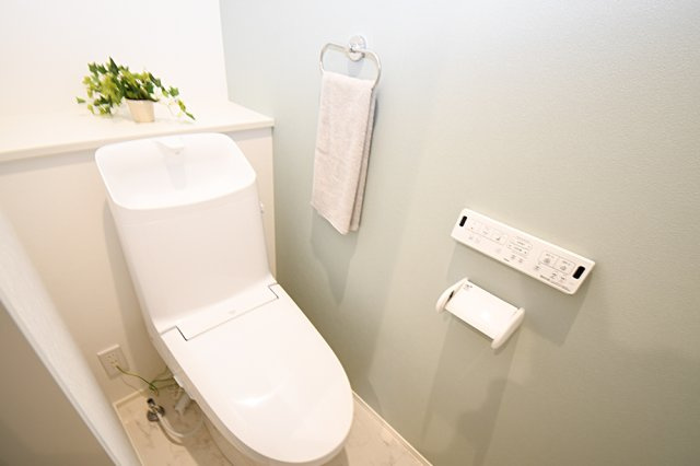 余戸中②(４LDK）新築戸建のトイレ|1階と2階の2箇所に設置されたトイレは、どちらも清潔感のある温水洗浄便座付き。家族が重なる忙しい朝の時間帯も、ゆとりを持って準備ができるのは嬉しいポイント。お掃除のしやすさも魅力になりそう。