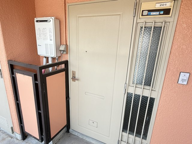 ハイツKKMの玄関