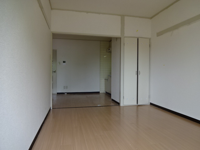 姫路市岡町の賃貸マンションの居間・リビング