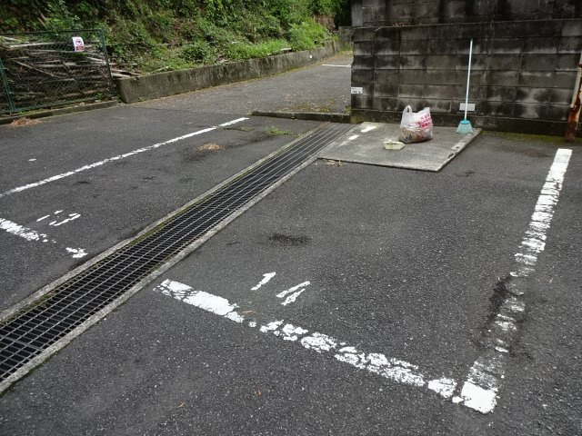 姫路市岡町の賃貸マンションの駐車場