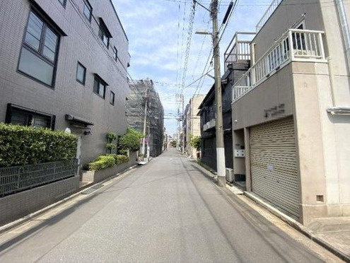 墨田区向島２丁目の売地の前面道路含む現地写真