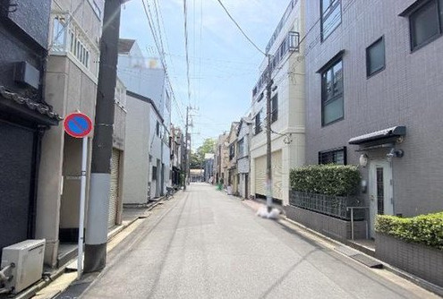 墨田区向島２丁目の売地の前面道路含む現地写真