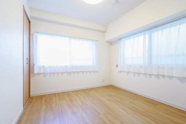 朝日西巣鴨マンションの洋室|朝日西巣鴨マンション：約６．５帖の洋室にも窓が付いております！