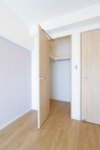 朝日西巣鴨マンションの収納|朝日西巣鴨マンション：ウォークインクローゼット画像です！