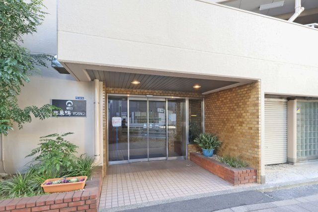 朝日西巣鴨マンションのエントランス|「西巣鴨」駅徒歩５分！防犯カメラ付き新耐震基準マンション、朝日西巣鴨マンションは即日現地案内可能となっておりますので、お気軽にお問い合わせください！