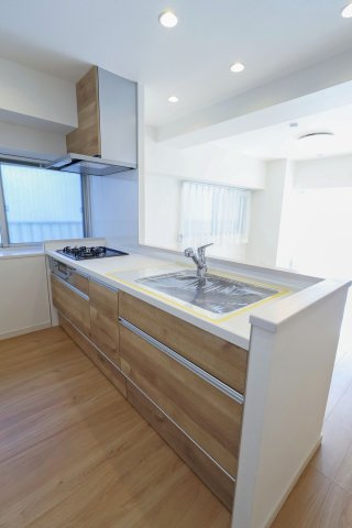 朝日西巣鴨マンションのキッチン|朝日西巣鴨マンション：人気の対面式システムキッチンは収納力もありキッチン用品もスッキリ収納可能です！