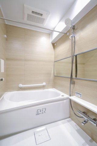 朝日西巣鴨マンションの浴室|朝日西巣鴨マンション：雨の日のお洗濯ものを干すにも便利な浴室乾燥機・追い焚き機能付き浴室です！