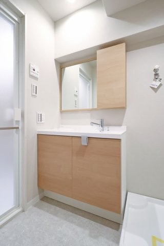 朝日西巣鴨マンションの独立洗面台|朝日西巣鴨マンション：洗面化粧台の横にはランドリースペースがあります！