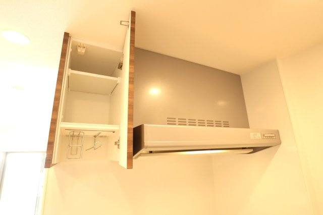 アルファステイツヒガシシュクゴウのキッチン|ガスコンロ上部の換気扇横には吊戸が有ります。