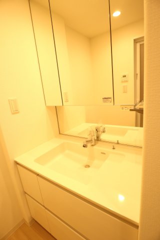 アルファステイツヒガシシュクゴウの独立洗面台|洗面化粧台は3面鏡として利用できます。