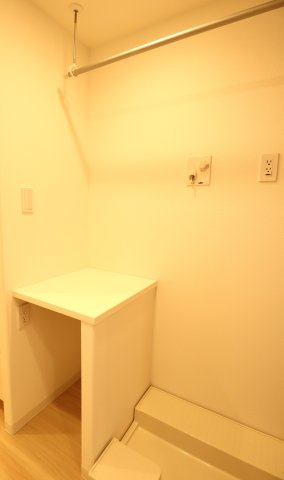 アルファステイツヒガシシュクゴウのランドリースペース|洗面化粧台の隣のスペースはランドリーパイプやカウンターも付いているので、便利です。