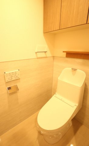 アルファステイツヒガシシュクゴウのトイレ|吊戸棚が有り、清潔感の有るトイレです。