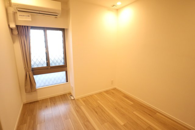 アルファステイツヒガシシュクゴウの洋室|玄関左は5.1畳の洋室です