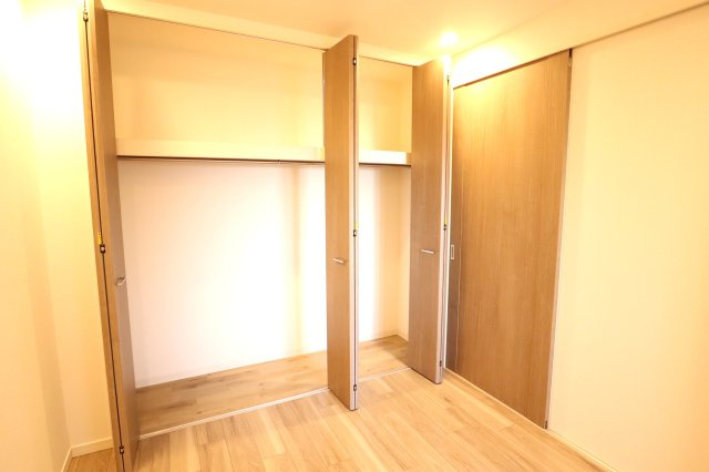 アルファステイツヒガシシュクゴウの収納|5.1畳の洋室には充実したクローゼットが有ります。