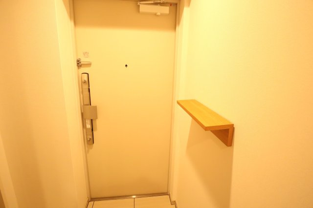 アルファステイツヒガシシュクゴウの玄関|玄関の内側です。ちょつとした小物が置けるカウンターは便利です。