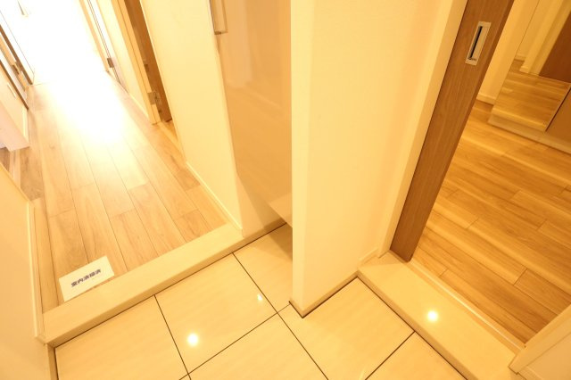 アルファステイツヒガシシュクゴウの玄関|玄関の床です。正面は廊下、右の引戸はオープンスペースへ入れます。