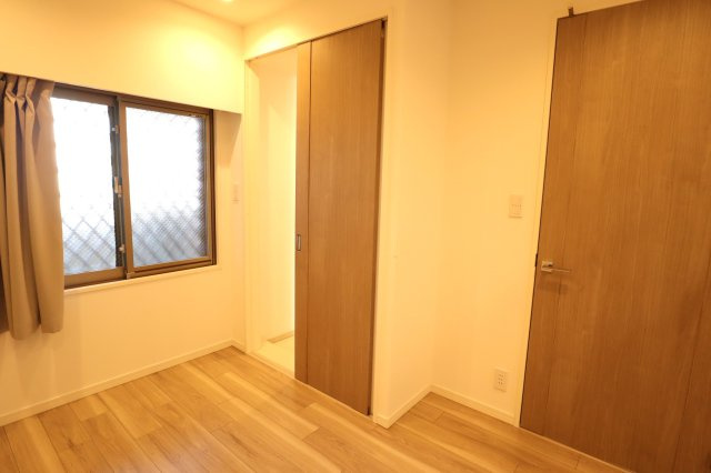 アルファステイツヒガシシュクゴウの洋室|フリースペースには引戸と開戸から出入り可能です。
