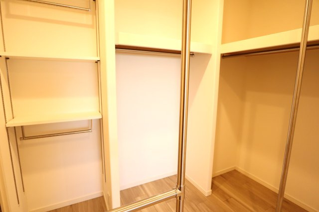 アルファステイツヒガシシュクゴウの収納|フリースペースのオープンクローゼットはパイプや棚が充実しています。