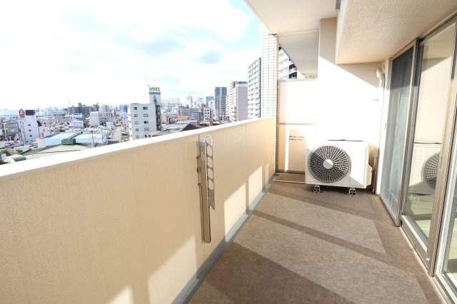 アルファステイツヒガシシュクゴウのバルコニー|奥行1.8mのバルコニーは日当りも良く、開放感が有ります。