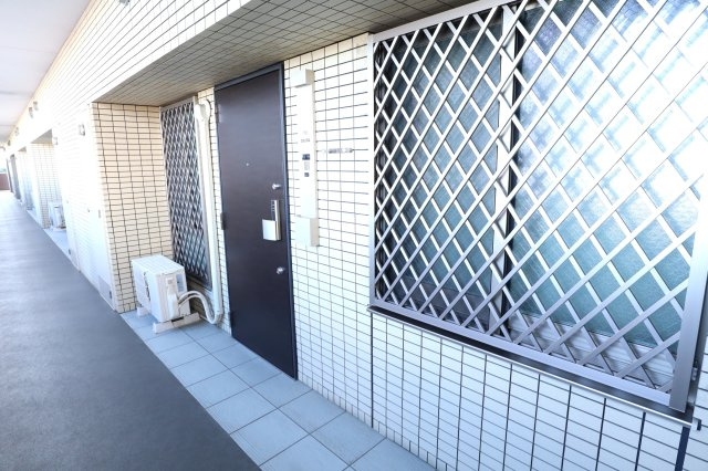 アルファステイツヒガシシュクゴウの玄関|明るく広い玄関外廊下です。