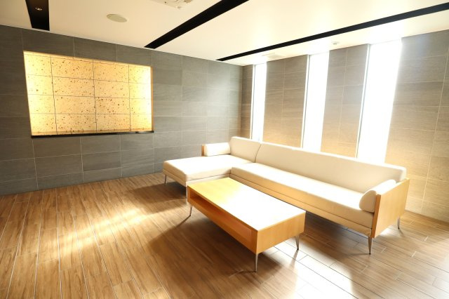 アルファステイツヒガシシュクゴウのロビー|エントランス内にはソファーが有ります。
