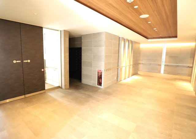 アルファステイツヒガシシュクゴウのロビー|広々としたエントランス内部です。