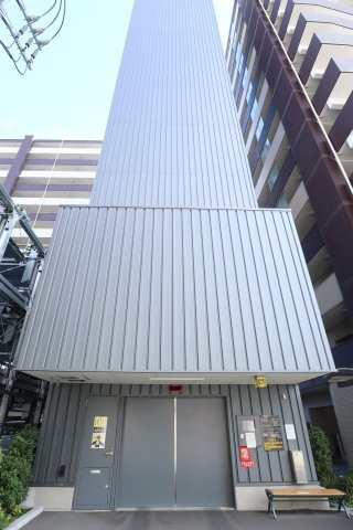 アルファステイツヒガシシュクゴウの駐車場|エントランス横のタワー駐車場です。