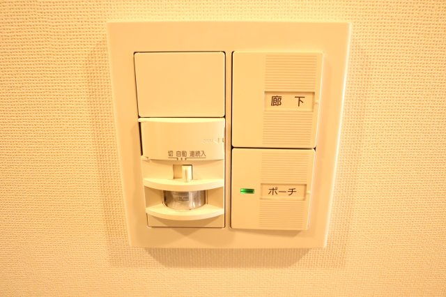 アルファステイツヒガシシュクゴウの玄関|玄関証明はセンサー付きの自動照明に切替出来ます。