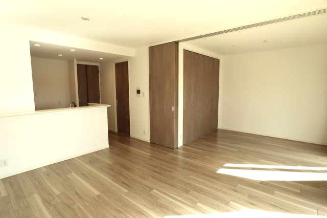 アルファステイツヒガシシュクゴウの居間・リビング|リビングからカウンターキッチン方向です。