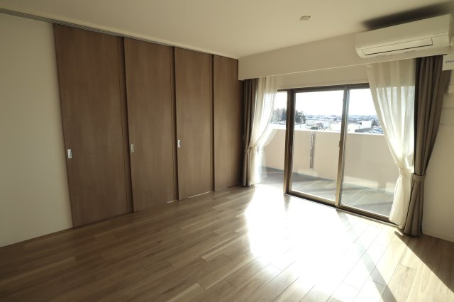 アルファステイツヒガシシュクゴウの居間・リビング|リビングとなりの洋室は引戸で独立した洋室として使用出来ます。