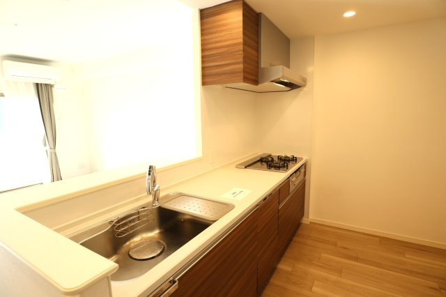 アルファステイツヒガシシュクゴウのキッチン|カウンターキッチンからリビングを見ると、日当りと眺望が望めます。