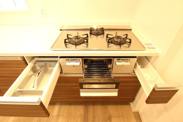 アルファステイツヒガシシュクゴウのキッチン|システムキッチンは3口コンロや収納で充実しています。
