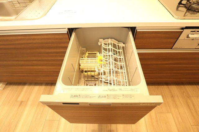 アルファステイツヒガシシュクゴウのキッチン|システムキッチンには食器洗乾燥機が付属しています。