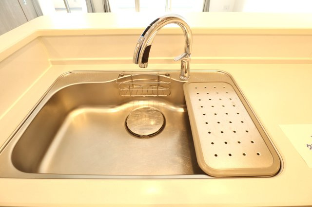 アルファステイツヒガシシュクゴウのキッチン|コロナ対応のセンサー付き水栓　シンクには水切り棚も利用できます。