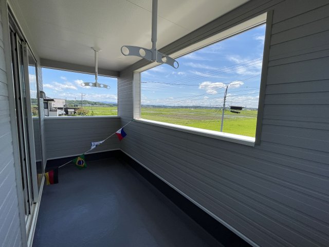 【新築戸建て】秋田市仁井田二ツ屋第1のバルコニー|開放感あふれるバルコニー、コンセント完備でアウトドアの楽しみ方が広がります♪