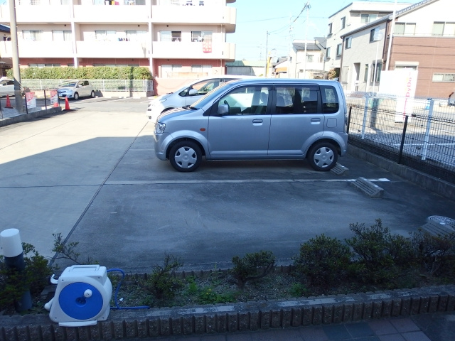 サニーコート市川の駐車場