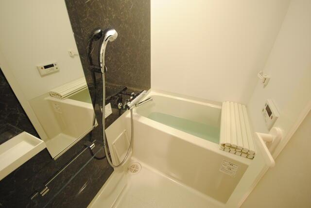 ガリシア代々木の浴室|※同タイプの部屋となり室内フローリング等配色が異なります。