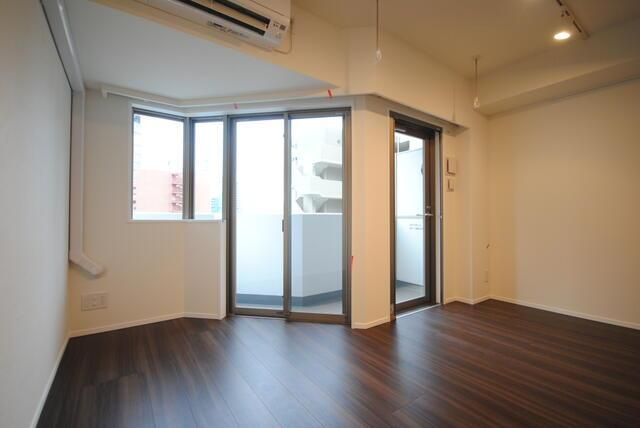 ガリシア代々木の洋室|※同タイプの部屋となり室内フローリング等配色が異なります。