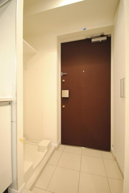 ガリシア代々木の玄関|※同タイプの部屋となり室内フローリング等配色が異なります。