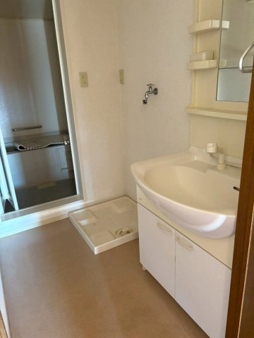 神奈川県秦野市　一棟アパート+戸建て+店舗+駐車場の独立洗面台